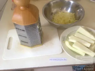Шаг 2: Кабачки помойте, снимите кожуру и вырежьте серединку с семенами. Готовые кусочки кабачков натрите на терке и сложите в миску. Слегка присолите, чтобы отошел сок, и отставьте на время в сторону.