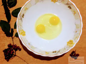 Шаг 3: В глубокую миску выбейте два яйца.