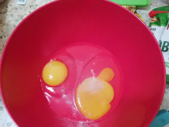 Шаг 2: К яйцам добавьте подсластитель.