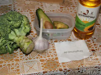 Шаг 1: Подготовьте ингредиенты: брокколи, авокадо, чеснок, лук, подсолнечное масло. 