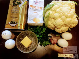 Шаг 1: Для приготовления данного блюда возьмите:  цветную капусту, овсяную муку, манную крупу, яйца,  сыр, чеснок, зелень, оливковое масло для жарки, соль и перец черный молотый.