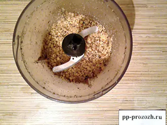 Шаг 2: Измельчите орехи в крошку при помощи блендера или кофемолки.