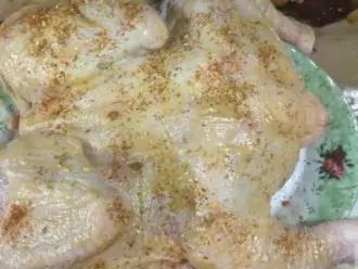 Шаг 3: Промойте курицу и обсушите бумажным полотенцем. Намажьте горчицей и посыпьте специями, солью.