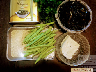 Шаг 1: Для приготовления салата возьмите:  морскую капусту, сыр Тофу, спаржу, кунжут и оливковое масло.