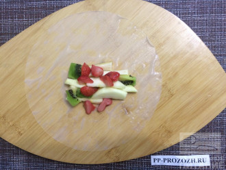 Шаг 4: Выложите в середину листа фрукты и клубнику. Полейте сиропом топинамбура.