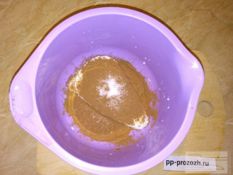 Шаг 4: В миску положите творог, добавьте молоко, какао и подсластитель. Взбейте блендером. Затем добавьте желатин. Перемешайте блендером еще раз.