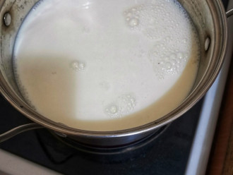 Шаг 2: Поставьте вариться молоко и кефир.