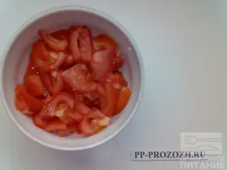 Шаг 8: Нарежьте помидоры небольшими дольками.