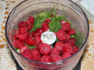 Шаг 5: Выложите в блендер ягоды и зелень.