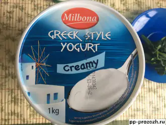 Шаг 2: Йогурт у меня густой греческий, но можно заменить и кефиром.