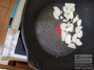 Шаг 2: Нарежьте лук полукольцами и отправьте обжариваться на сухой а/п сковороде.