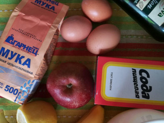 Шаг 1: Подготовьте продукты: муку, яйца, яблоко, банан, лимон, оливковое масло, соду, мед.