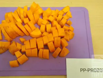 Шаг 3: Нашинкуйте крупными кубиками тыкву, морковь и картофель.