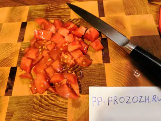 Шаг 3: Порежьте кубиками помидор. Если у вас есть помидоры черри, их можно порезать пополам и выложить сверху на салат.