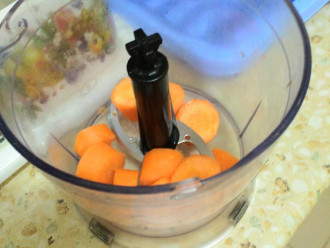 Шаг 2: Почистите морковь, нарежьте кружочками и загрузите в чашу блендера.