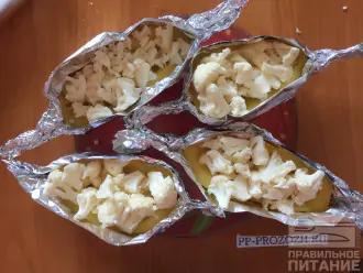 Шаг 6: Наполните картофельные лодочки цветной капустой. И отправьте в духовку на 10 минут при 180 градусах.