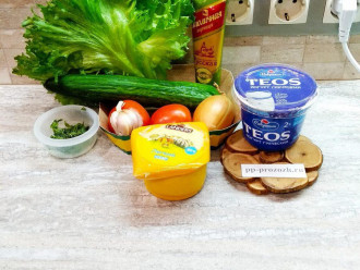 Шаг 1: Подготовьте все ингредиенты: листья салата, помидор, свежий огурец, кинзу, петрушку, греческий йогурт, репчатый лук, чеснок, горчицу, сыр.