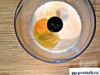 Шаг 2: Взбейте яйцо с кефиром.