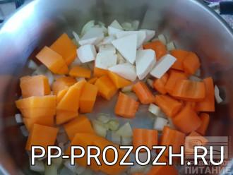 Шаг 4: Добавьте топинамбур, морковь, тыкву. Залейте водой и добавьте соль и специи по вкусу. 5. Доведите до кипения и томите овощи 15-20 минут.