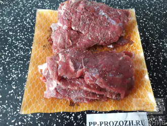 Шаг 2: На каждом куске мяса сделайте надрезы острым ножом и посыпьте солью и смесью перцев с двух сторон. Оставьте пропитываться на 30-40 минут.