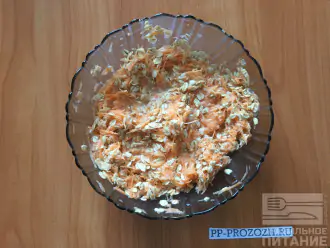Шаг 5: Перемешайте морковь с полученной массой.