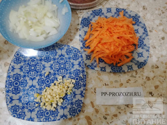 Шаг 4: Подготовьте лук, морковь и чеснок, нарезав как Вам хочется.