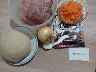 Шаг 1: Подготовьте продукты для пельменей: тесто, говяжий и куриный фарш, тыкву, лук, перец и соль.
Тесто готовьте по этому рецепту