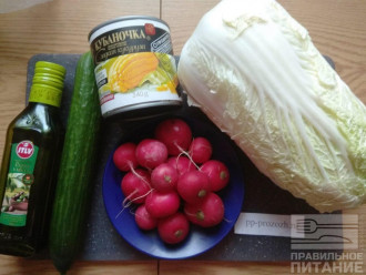 Шаг 1: Подготовьте овощи для салата.