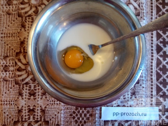 Шаг 2: Взбейте яйцо с молоком.