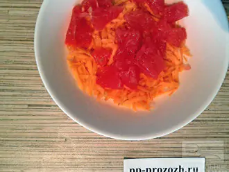 Шаг 3: Дольки грейпфрута очистите от пленок и порежьте на кусочки.