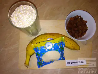 Шаг 1: Подготовьте продукты: спелый крупный банан, изюм, овсяные хлопья, кокосовую стружку.