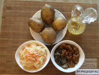 Шаг 1: Подготовьте необходимые продукты: квашеную капусту, картофель, маринованные грибы, подсолнечное масло.
