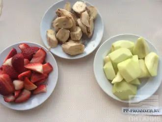 Шаг 2: Очистите клубнику от плодоножек, яблоки от кожицы и сердцевины, бананы очистите от кожуры. Нарежьте на небольшие кусочки.