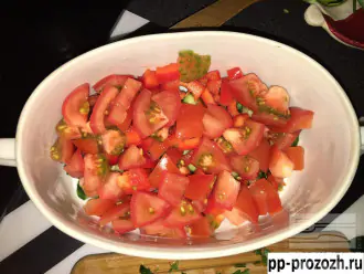 Шаг 3: Затем нарежьте огурцы, помидоры и болгарский перец средними дольками.