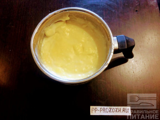 Шаг 5: В смесь с желтками влейте четвертую часть подогретого молока, перемешайте и влейте эту смесь в молоко. Помешивая доведите до кипения, обычно это 2-4 минуты. Главное — постоянно мешайте крем во время варки. Как только появились пузыри воздуха на поверхности — крем готов. Остудите до комнатной температуры и влейте кленовый сироп 2-3 столовые ложки, перемешайте.