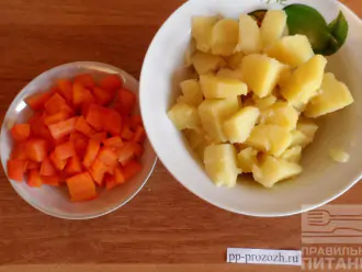 Шаг 2: Нарежьте кубиком морковь и картофель.