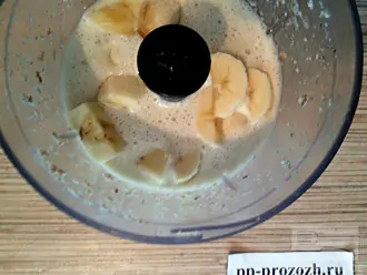 Шаг 4: В чашу блендера выложите половину банана и взбейте.