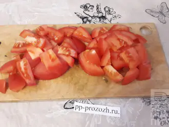 Шаг 2: Помойте помидоры и нарежьте полукольцами.