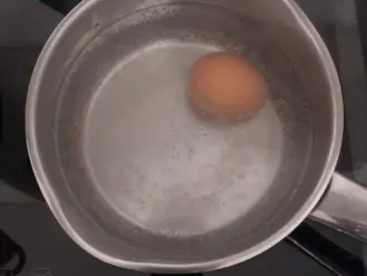 Шаг 4: Отварите яйцо.