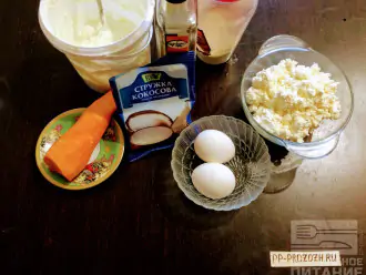 Шаг 1: Для приготовления десерта возьмите: творог, сметану, яйца, морковь, кокосовую стружку, кленовый сироп, манную крупу.