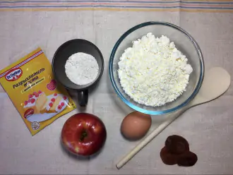 Шаг 1: Подготовьте ингредиенты: творог, муку, яйцо, разрыхлитель, яблоко и курагу.