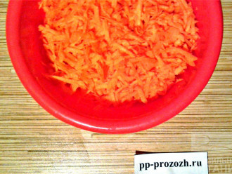 Шаг 2: Натрите морковь на корейской или крупной терке, посолите.