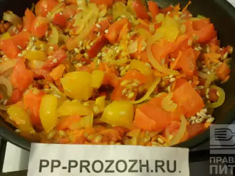 Шаг 6: Добавьте к овощам порезанный перец.
