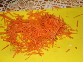 Шаг 6: Натрите морковь на тёрке для корейской моркови.