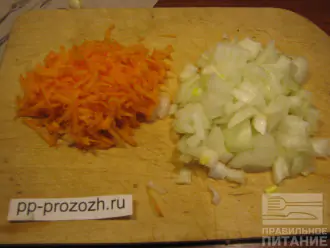 Шаг 4: Тем временем мелко нарежьте лук и натрите морковь на терке.
