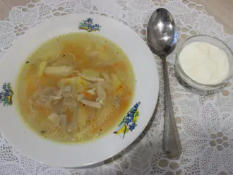 Шаг 13: Подавайте суп со сметаной. Приятного аппетита!