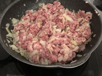 Шаг 5: Протушите лук с индейкой до готовности мяса.