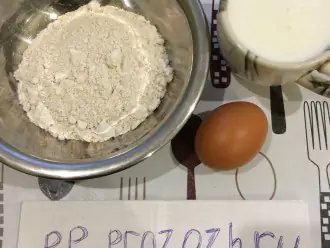 Шаг 1: Подготовьте ингредиенты: овсяную муку, кефир и яйцо.
