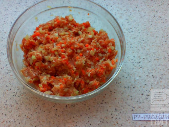 Шаг 3: Добавьте морковь, лук, 1 яйцо, соль по вкусу в фарш и хорошо перемешайте.