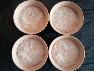 Шаг 4: Разложите тесто по формочкам и посыпьте сверху кокосовой стружкой.
